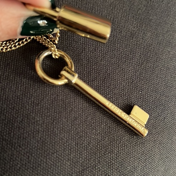VICTORIA SECRET LOCK & KEY 🔐 NECKLACE - Picture 11 of 13